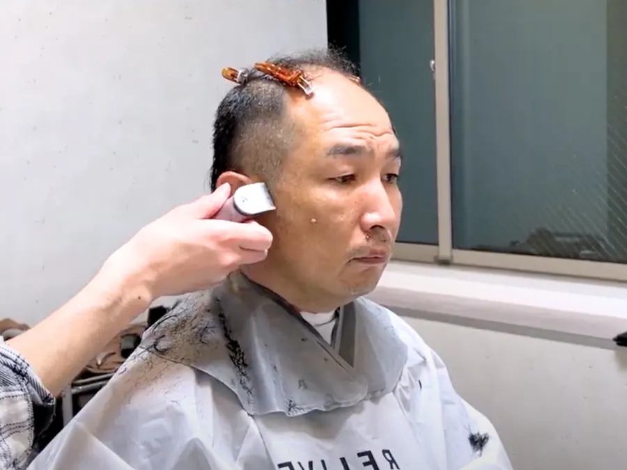 修剪鬢角與後頸做出清爽感的M型禿髮型