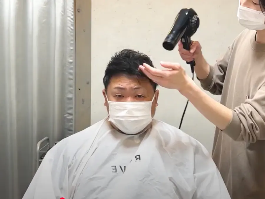 設計師示範用吹風機把薄髮的髮根撐起來