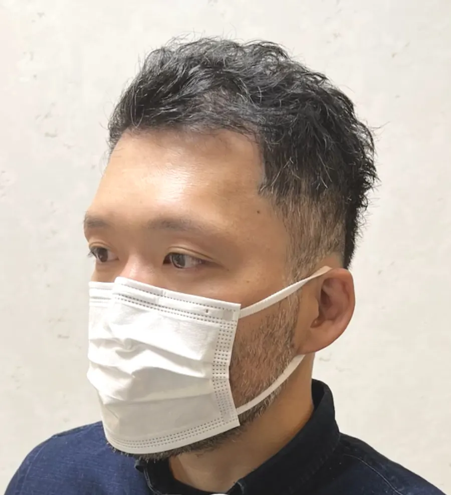 長髮的重量把髮根壓平，頭頂完全做不出份量。