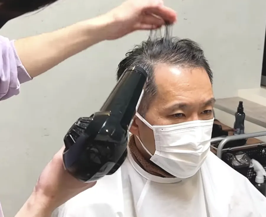 用吹風機把髮根吹立起來